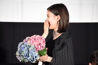 涙を流す芳根京子。