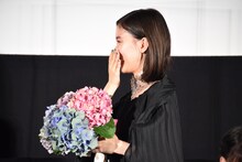 涙を流す芳根京子。