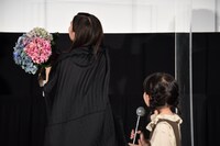 涙が止まらない芳根京子（左）とそれを見る鈴木咲（右）。