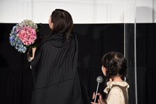 涙が止まらない芳根京子（左）とそれを見る鈴木咲（右）。