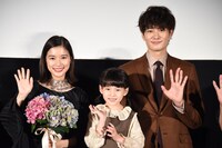 左から芳根京子、鈴木咲、岡田将生。