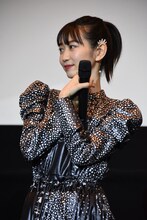 じゃんけんの準備をする岡本夏美。