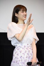 ファンに手を振る松村沙友理。