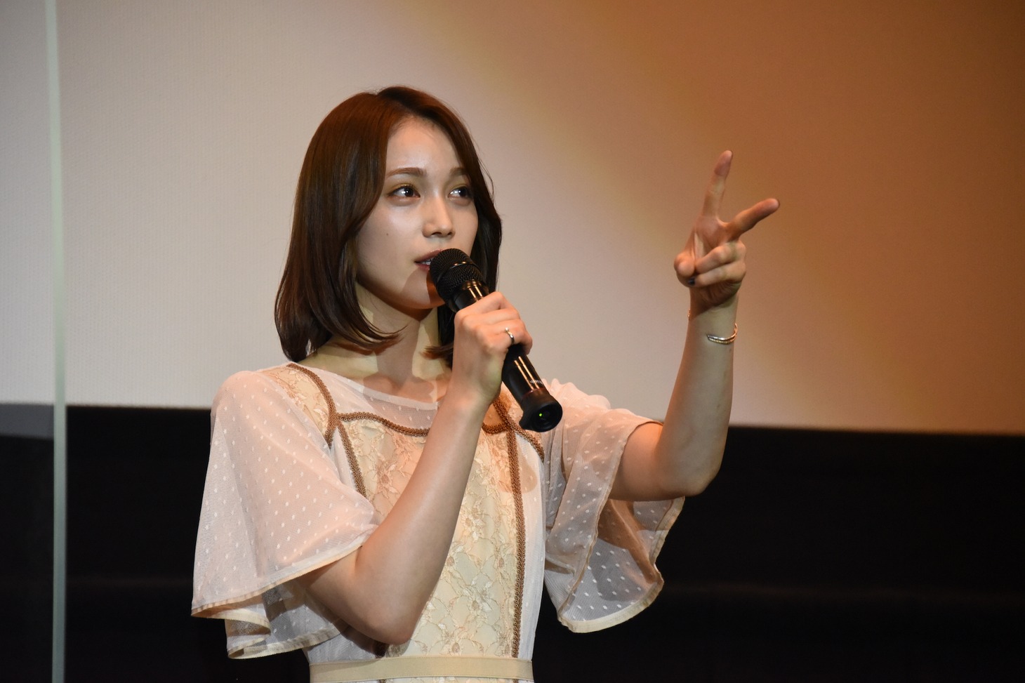 じゃんけんをする中村ゆりか。
