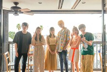 左から濱田龍臣、堀田真由、吉川愛、ラウール、岡本夏美、坂東龍汰。