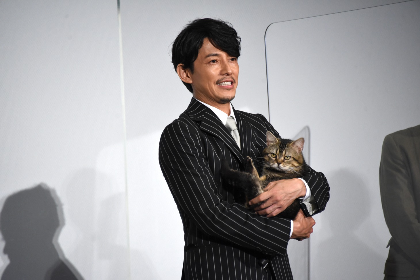 ベーコンを抱える藤木直人。