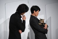 ベーコンを眺める山崎賢人（左）と藤木直人（右）。