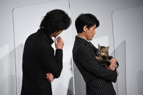 ベーコンを眺める山崎賢人（左）と藤木直人（右）。