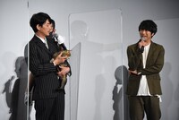 左から藤木直人、眞島秀和。