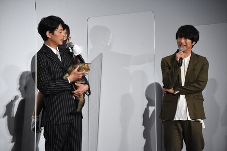 左から藤木直人、眞島秀和。