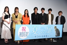 「夏への扉 ―キミのいる未来へ―」初日舞台挨拶の様子。左から高梨臨、夏菜、清原果耶、山崎賢人、藤木直人、眞島秀和、三木孝浩。