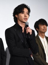 山崎賢人（手前）