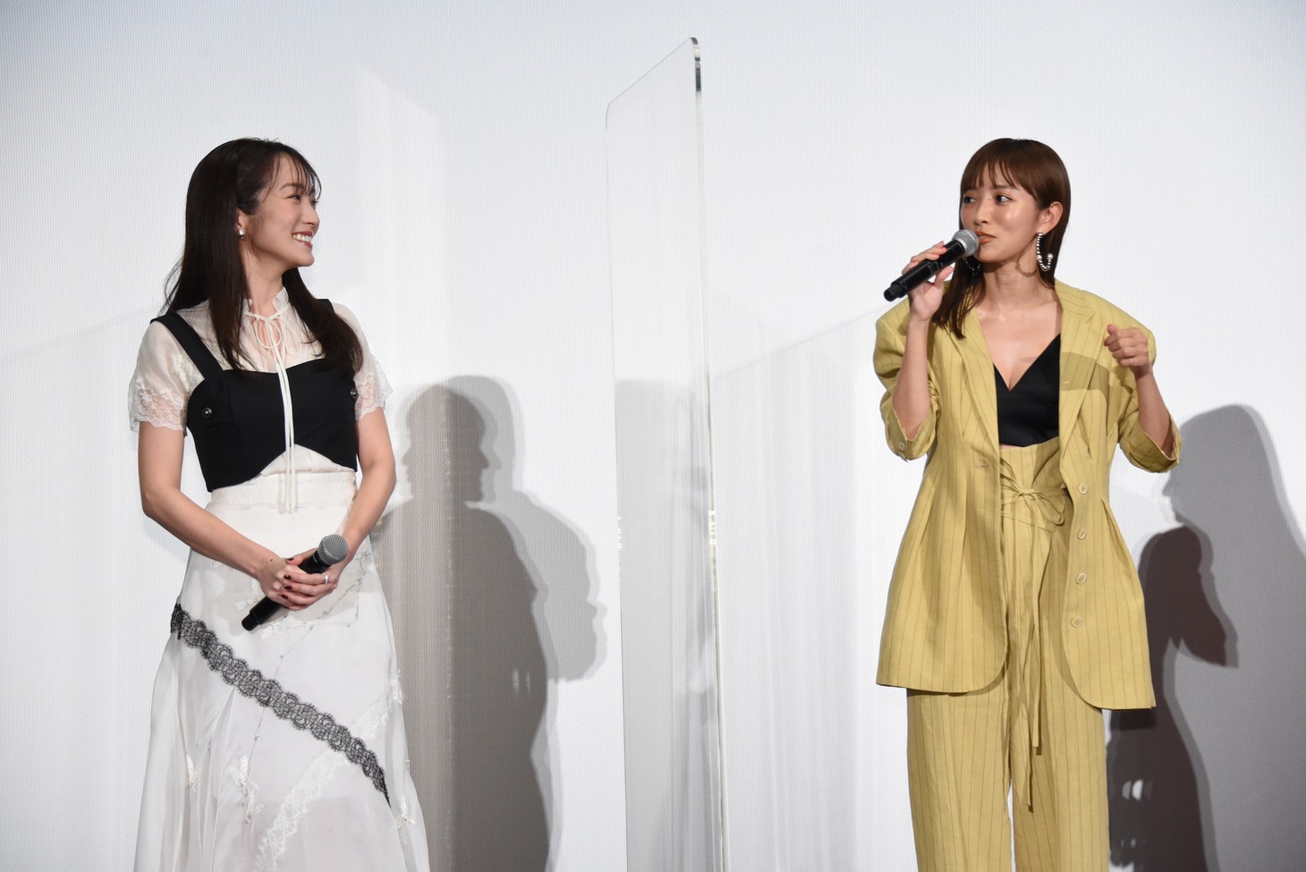 左から高梨臨、夏菜。