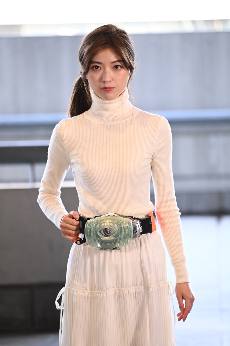 深海カノン役の工藤美桜。