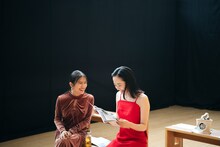 「全裸監督 シーズン2」ワールドプレミア舞台裏の様子。左から恒松祐里、森田望智。