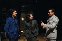 「全裸監督 シーズン2」ワールドプレミア舞台裏の様子。左から玉山鉄二、山田孝之、満島真之介。