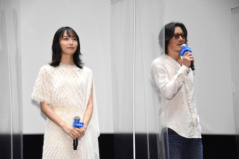 左から駒井蓮、豊川悦司。