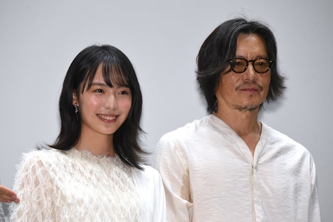 左から駒井蓮、豊川悦司。