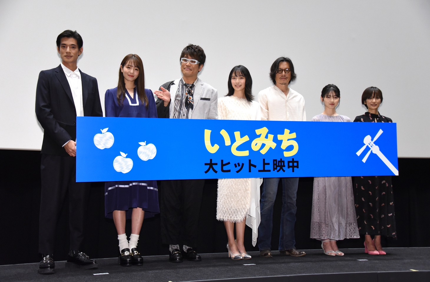 「いとみち」公開記念舞台挨拶の様子。左から中島歩、横田真悠、古坂大魔王、駒井蓮、豊川悦司、ジョナゴールド、横浜聡子。