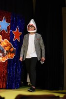 キング・シャークの被りもので登壇したこがけん。