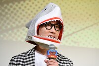 キング・シャークの被りもので登壇したこがけん。