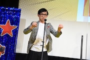 「コンビニバイト中、自分にヒーローの能力があると気付いた男」を披露するこがけん。