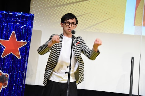 「コンビニバイト中、自分にヒーローの能力があると気付いた男」というアメコミ映画モノマネを披露するこがけん。