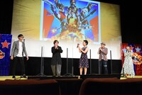 ハリウッド映画モノマネを披露するときは被りものを外した。