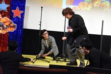 ボタン電池を拾うのを手伝う日野聡（右）と、「やめてください！ 僕炎上するんで！」と必死で止めようとするこがけん（左）。