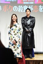 “デスコート”を着た鈴木伸之（奥）。