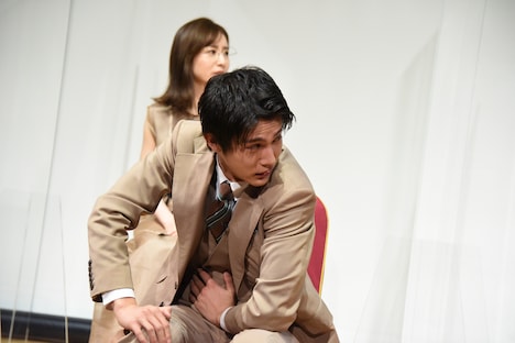 腹痛のふりをする中川大志。