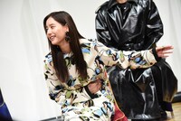 腹痛のふりをする新木優子。