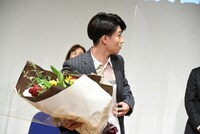 サプライズに戸惑う中尾明慶。