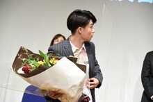 サプライズに戸惑う中尾明慶。