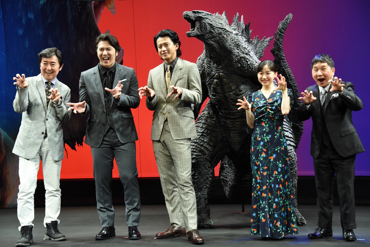 「ゴジラvsコング」ジャパンプレミアイベントの様子。左から笠井信輔、尾上松也、小栗旬、ゴジラスタチュー、芦田愛菜、田中裕二。