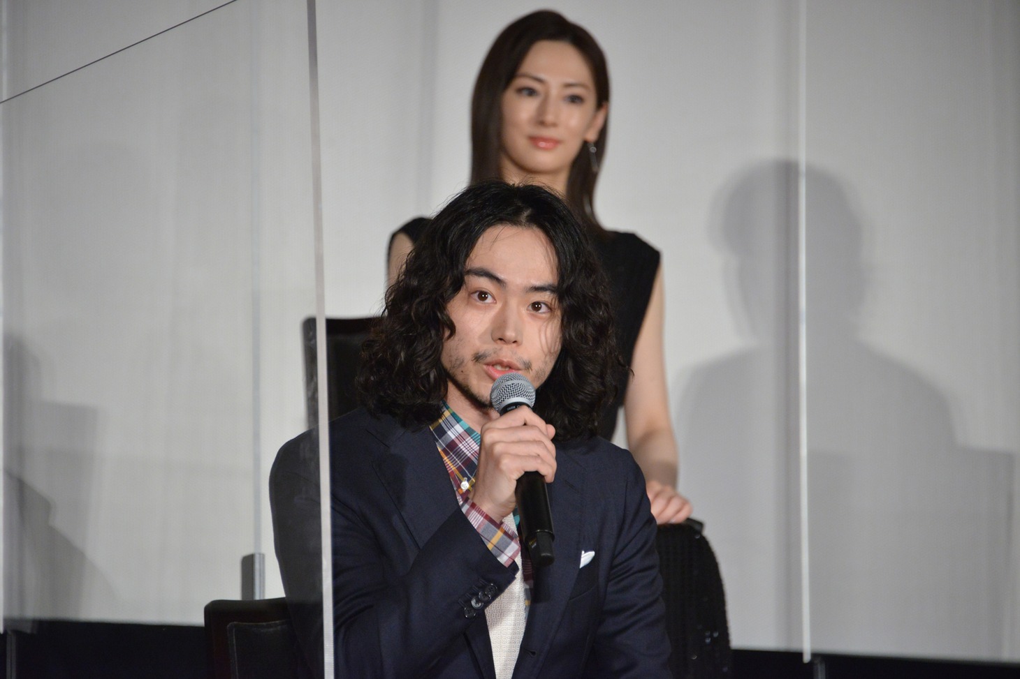 菅田将暉（手前）