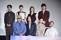 「キネマの神様」完成披露舞台挨拶の様子。上段左から前田旺志郎、寺島しのぶ、北川景子、野田洋次郎。下段左から山田洋次、菅田将暉、永野芽郁、宮本信子。