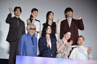 「キネマの神様」完成披露舞台挨拶の様子。上段左から前田旺志郎、寺島しのぶ、北川景子、野田洋次郎。下段左から山田洋次、菅田将暉、永野芽郁、宮本信子。