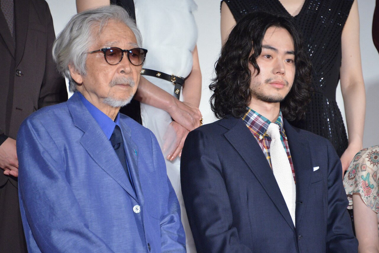 左から山田洋次、菅田将暉。