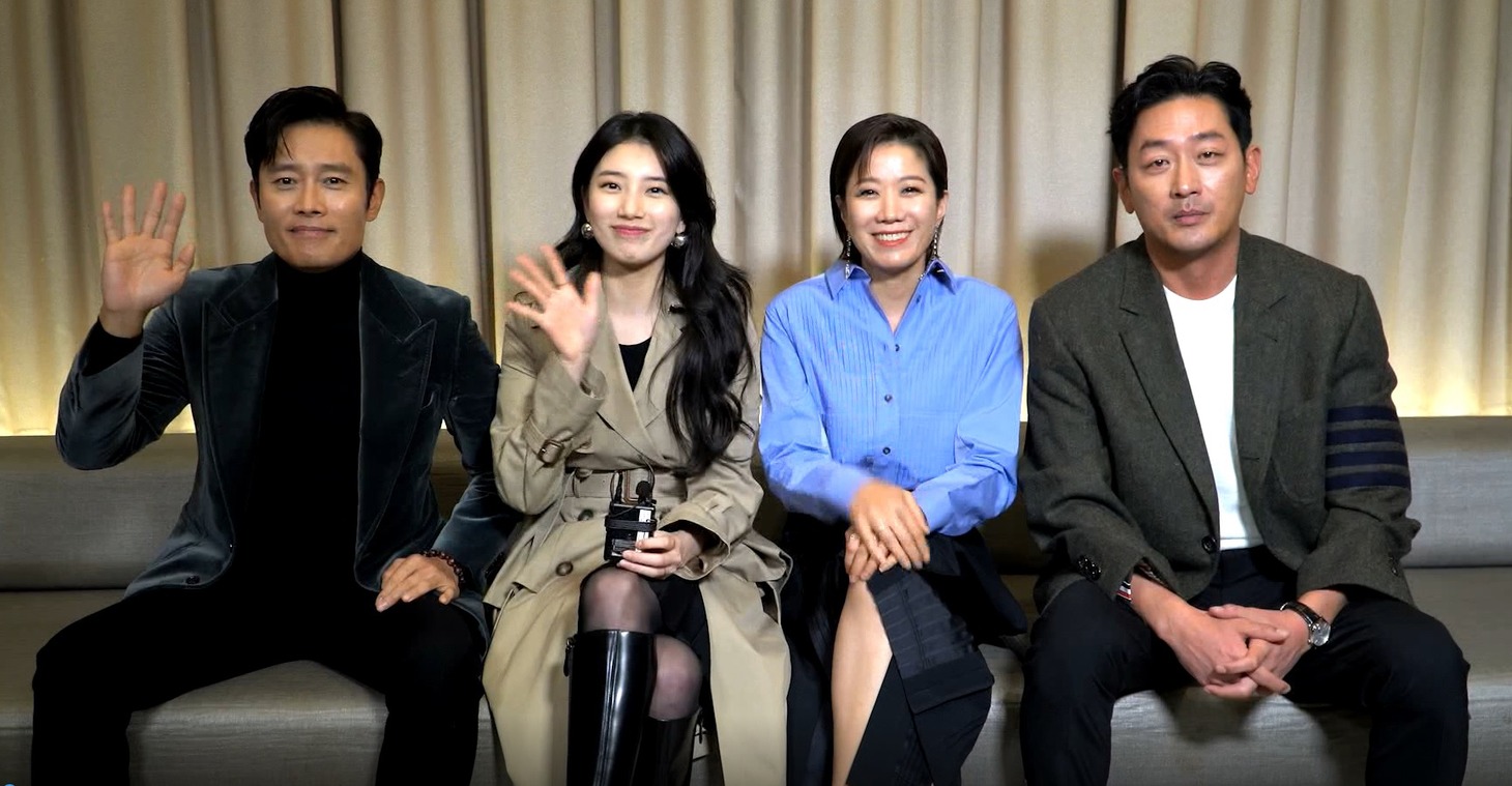 左からイ・ビョンホン、ペ・スジ、チョン・ヘジン、ハ・ジョンウ。