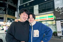 「アジアの天使」メイキング写真。左からキム・ミンジェ、池松壮亮。