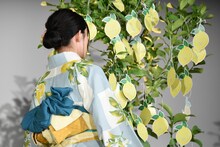 レモンの木に書かれたメッセージを見る吉川愛。