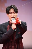 Instagram生配信用のカメラを見つけた間宮祥太朗。