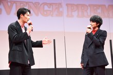 左から鈴木伸之、北村匠海。