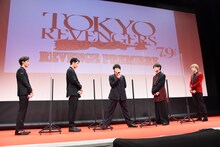 締めの挨拶をする北村匠海（中央）と、それを見守る共演者。