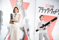 左から米倉涼子、田村睦心。