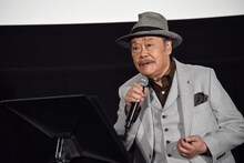 歌唱する西田敏行。