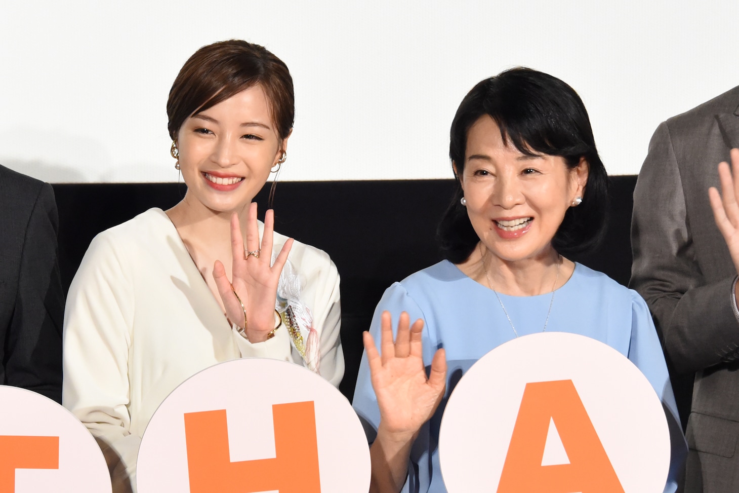 「いのちの停車場」舞台挨拶の様子。左から広瀬すず、吉永小百合。
