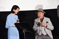 西田敏行（右）に駆け寄った吉永小百合（左）。