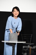 観客プレゼントの抽選くじを引く吉永小百合。
